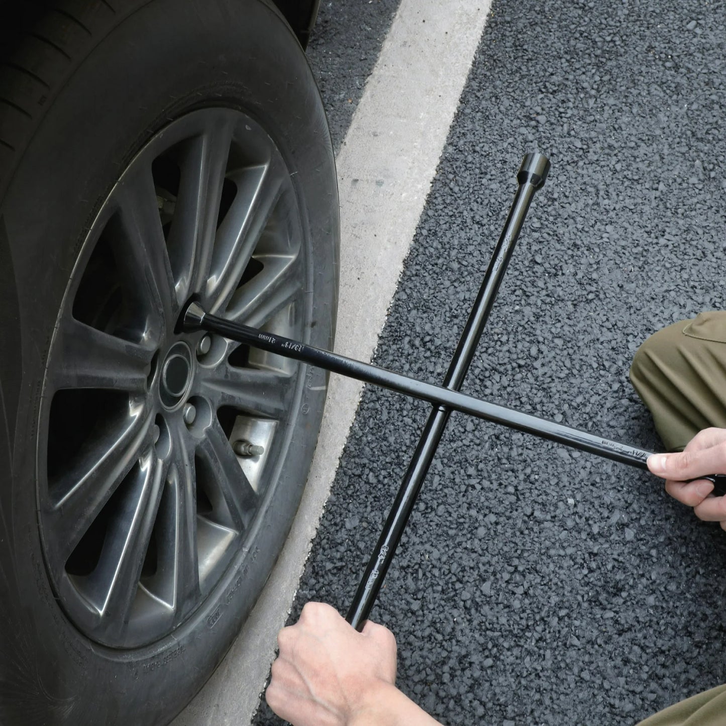 Heavy Duty Lug Wrench, Carbon Steel, Tire Iron 16-inch, Black